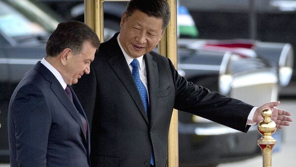 Predsedatel KNR Si Szinpin i prezident Uzbekistana Shavkat Mirziyoyev vo vremya seremonii privetstviya v Pekine - Sputnik O‘zbekiston