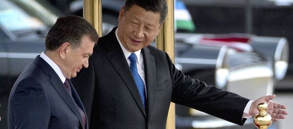 Председатель КНР Си Цзиньпин и президент Узбекистана Шавкат Мирзиёев во время церемонии приветствия в Пекине - Sputnik Ўзбекистон