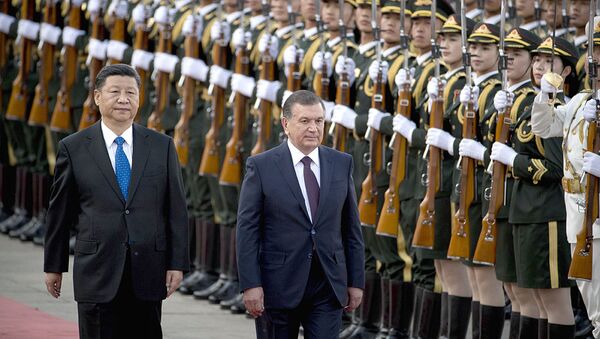 Председатель КНР Си Цзиньпин и президент Узбекистана Шавкат Мирзиёев во время церемонии приветствия в Пекине - Sputnik Ўзбекистон