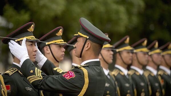 Солдаты почетного караула перед встречей президента Узбекистана Шавката Мирзиёева - Sputnik Узбекистан