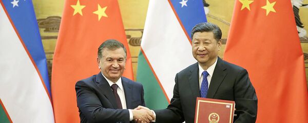 Председатель КНР Си Цзиньпин и президент Узбекистана Шавкат Мирзиёев Председатель КНР Си Цзиньпин и президент Узбекистана Шавкат Мирзиёев - Sputnik Ўзбекистон