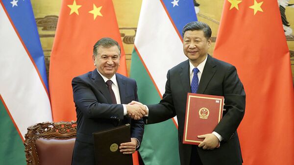 Председатель КНР Си Цзиньпин и президент Узбекистана Шавкат Мирзиёев - Sputnik Узбекистан