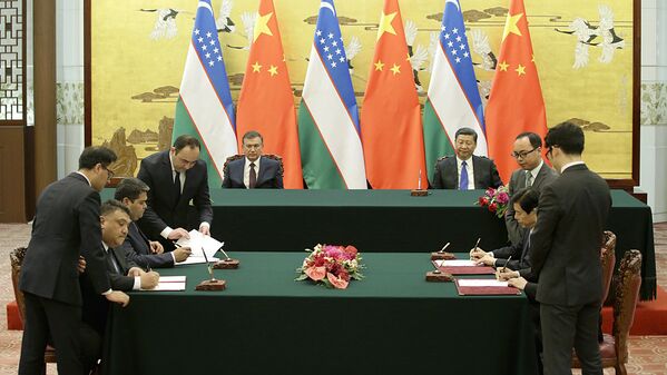 Подписание документов во время визита Шавката Мирзиёева в Китай - Sputnik Узбекистан