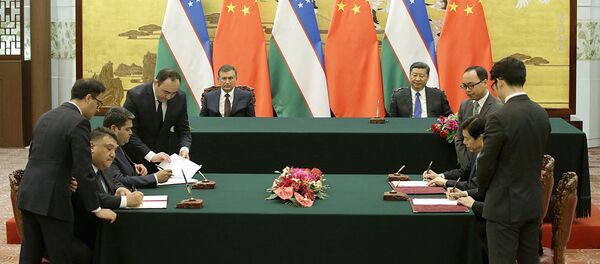 Подписание документов во время визита Шавката Мирзиёева в Китай - Sputnik Ўзбекистон