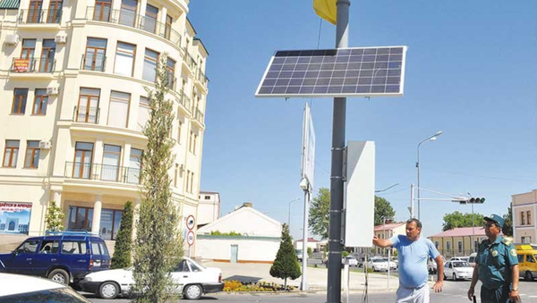 На перекрестках улиц Самарканда начали установку солнечных батарей - Sputnik Узбекистан