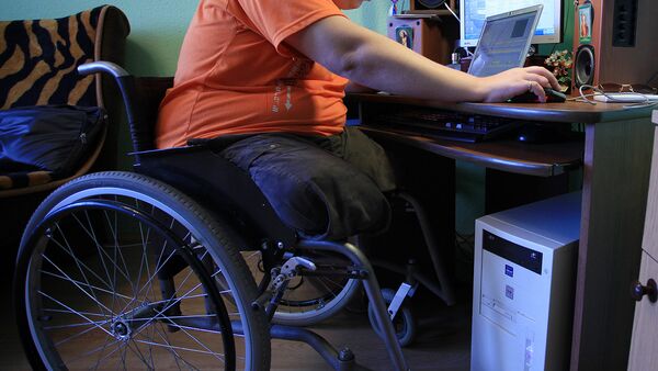Инвалид в своей квартире за компьютером - Sputnik Узбекистан