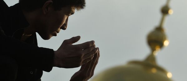 Мусульмане в день праздника жертвоприношения Курбан-Байрам Мусульмане в день праздника жертвоприношения Курбан-Байрам - Sputnik Ўзбекистон