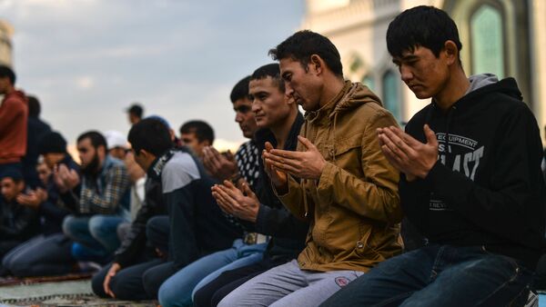 Мусульмане в день праздника жертвоприношения Курбан-Байрам - Sputnik Узбекистан