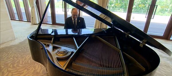 СПУТНИК_Путин сыграл на рояле в Китае - Sputnik Ўзбекистон