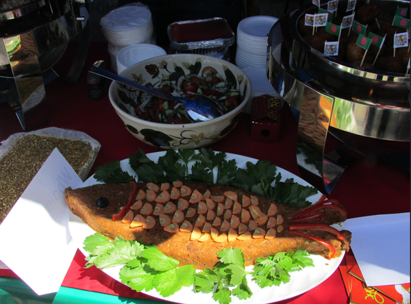 В роли поваров и кулинаров на фестивале выступают аккредитованные в Узбекистане сотрудники посольств - Sputnik Узбекистан