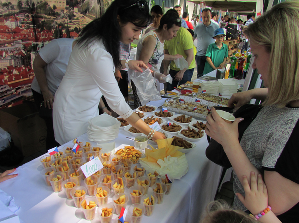 В фестивале приняли участие около 40 посольств и консульств - Sputnik Узбекистан