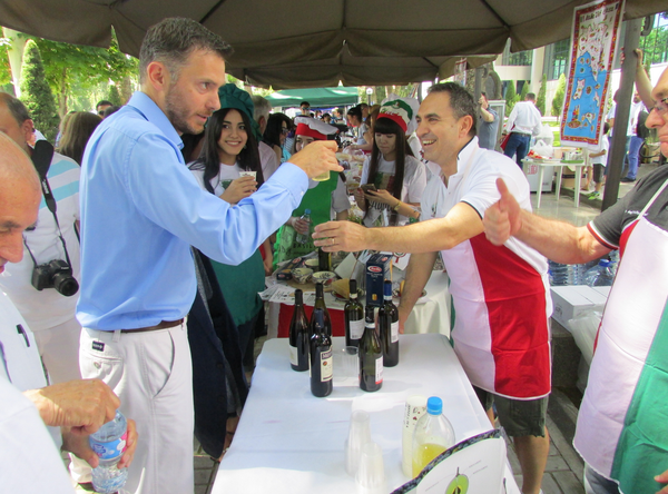 На фестивале можно попробовать казахский кумыс, французские и итальянские вина, чешское и немецкое пиво, натуральные узбекские соки  - Sputnik Узбекистан