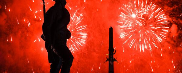 Праздничный салют в честь Дня Победы Праздничный салют в честь Дня Победы - Sputnik Ўзбекистон