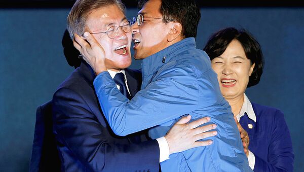 South Chungcheong governor An Hee-jung kisses South Korea's president-elect Moon Jae-in at Gwanghwamun Square in Seoul - Sputnik Узбекистан