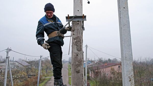Установка опор для воздушной линии электропередачи - Sputnik Ўзбекистон