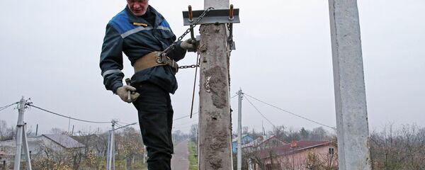 Установка опор для воздушной линии электропередачи Установка опор для воздушной линии электропередачи - Sputnik Ўзбекистон