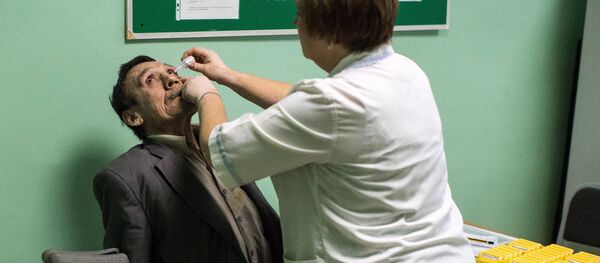 Врач закапывает капли в глаза пациента - Sputnik Узбекистан