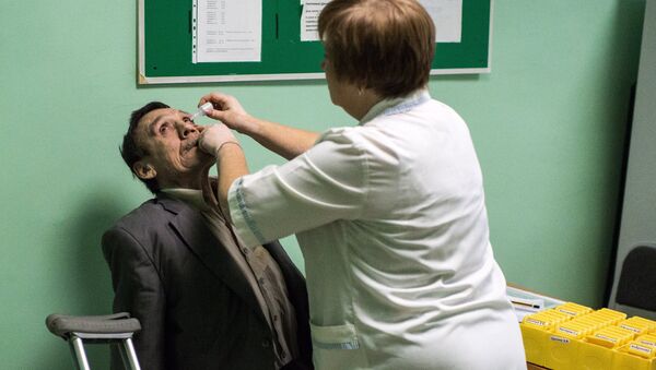 Врач закапывает капли в глаза пациента - Sputnik Узбекистан