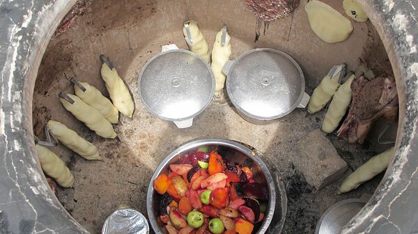 Повар готовит в тандыре 25 блюд в рамках презентации книги 365 дней Солнца - Sputnik Узбекистан