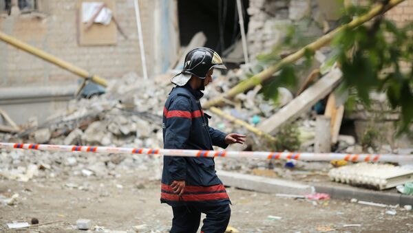 Сотрудник МЧС РФ на месте обрушения части жилого дома из-за взрыва газа в Волгограде - Sputnik Узбекистан