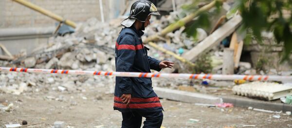 Сотрудник МЧС на месте обрушения части жилого дома из-за взрыва газа, архивное фото - Sputnik Узбекистан