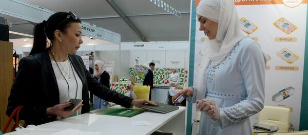 Открытие выставочной экспозиции RUSSIA HALAL EXPO в рамках IX Международного экономического саммита Россия — Исламский мир: KazanSummit 2017 в Казани Открытие выставочной экспозиции RUSSIA HALAL EXPO в рамках IX Международного экономического саммита Россия — Исламский мир: KazanSummit 2017 в Казани - Sputnik Узбекистан