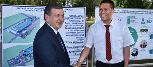 Президент Республики Узбекистан Шавкат Мирзиёев в Сырдарьинской области - Sputnik Узбекистан