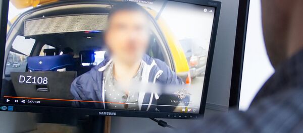 Пользователь смотрит ролик на youtube канале - Sputnik Узбекистан