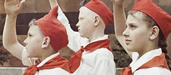 Пионеры у мавзолея - Sputnik Узбекистан