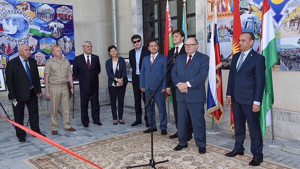 Фотовыставка, посвященная 25-летию ОДКБ, прошла в РЦНК в Ташкенте - Sputnik Узбекистан