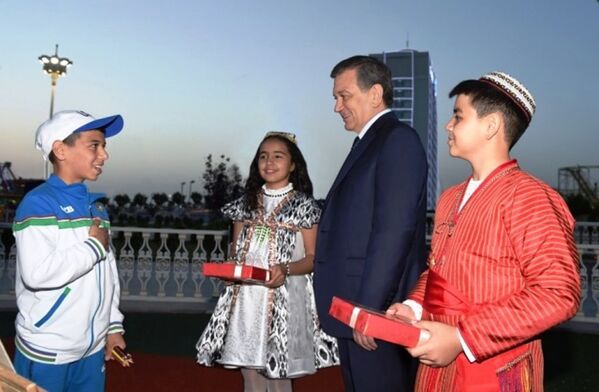 Мирзиёев навестил узбекских детей в турзоне Аваза в Туркменистане - Sputnik Узбекистан