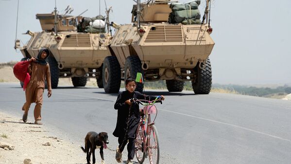 Афганские дети гуляют около бронетранспортеров - Sputnik Узбекистан