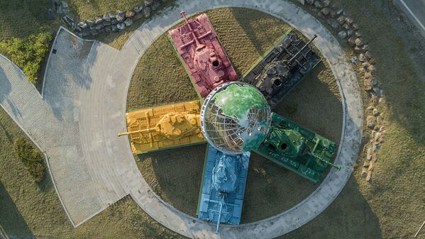 Памятник миру в демилитаризованной зоне на границе Северной и Южной Кореи - Sputnik Узбекистан
