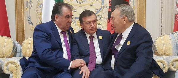 Президенты Таджикистана Эмомали Рахмон, президент Узбекистана Шавкат Мириёев и президент Казахстана Нурсултан Назарбаев на саммите арабо-мусульманских стран Президенты Таджикистана Эмомали Рахмон, президент Узбекистана Шавкат Мириёев и президент Казахстана Нурсултан Назарбаев на саммите арабо-мусульманских стран - Sputnik Ўзбекистон