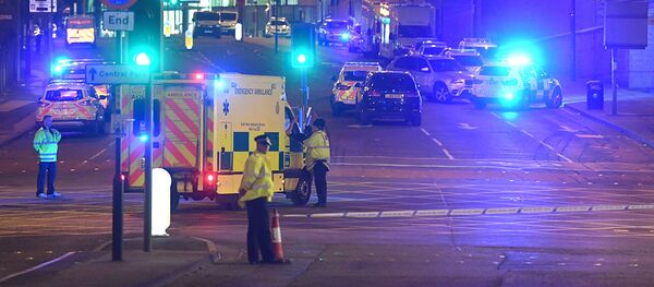 На месте теракта в концертном комплексе Манчестер Арена - Sputnik Ўзбекистон