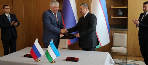 Владимир Колокольцев и Абдусалам Азизов подписали протокол о взаимодействии между министерствами на 2017-2018 годы - Sputnik Ўзбекистон