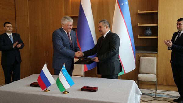 Владимир Колокольцев и Абдусалам Азизов подписали протокол о взаимодействии между министерствами на 2017-2018 годы - Sputnik Узбекистан