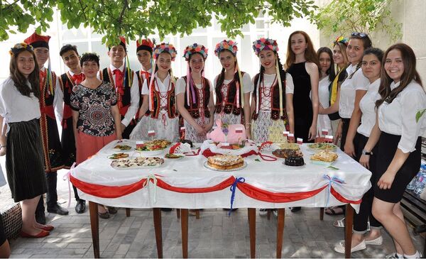 В гостеприимном дворе РЦНК были накрыты столы с колоритными угощениями и национальными блюдами России, Узбекистана, Болгарии, Польши, Белоруссии, Чехии В гостеприимном дворе РЦНК были накрыты столы с колоритными угощениями и национальными блюдами России, Узбекистана, Болгарии, Польши, Белоруссии, Чехии - Sputnik Узбекистан