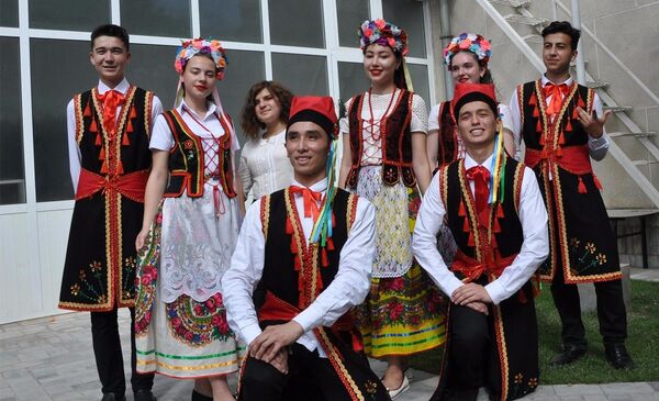 Зажигательный русский танец «Калинка» сменялся не менее искрометной андижанской полькой Зажигательный русский танец «Калинка» сменялся не менее искрометной андижанской полькой - Sputnik Узбекистан