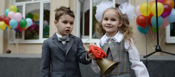 Празднование последнего звонка в России Празднование последнего звонка в России - Sputnik Ўзбекистон