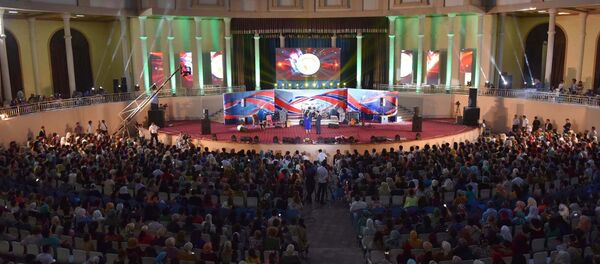 Одна на две страны: Юлдуз Усманова выступила в Душанбе - Sputnik Узбекистан