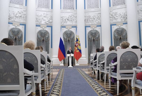 Церемония вручения государственных наград президентом РФ В. Путиным в Кремле Церемония вручения государственных наград президентом РФ В. Путиным в Кремле - Sputnik Узбекистан