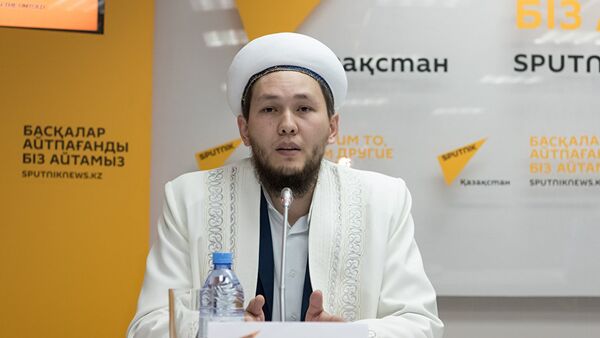 Имам мечети Нур Астана Даурен Муслимов - Sputnik Узбекистан