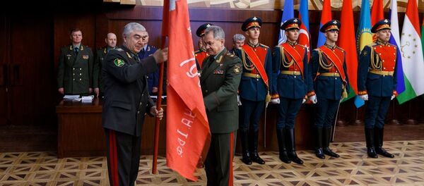 Сергей Шойгу вручил копию Знамени Победы Кабулу Бердиеву - Sputnik Узбекистан