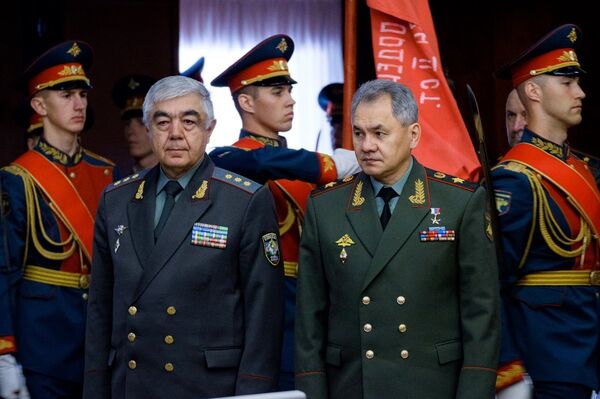 Министры обороны России и Узбекистана Сергей Шойгу и Кабул Бердиев Министры обороны России и Узбекистана Сергей Шойгу и Кабул Бердиев - Sputnik Узбекистан