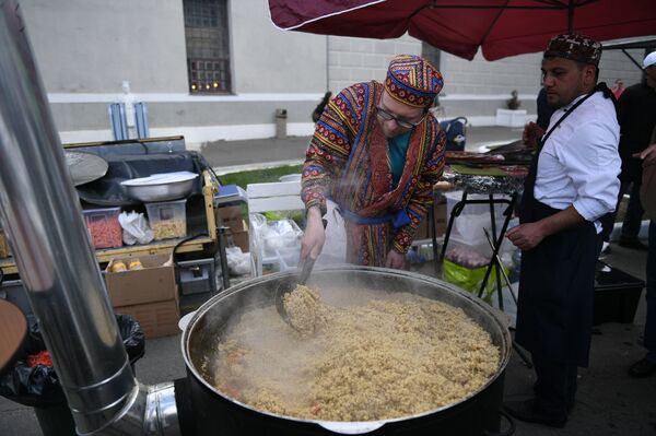 В музее Москвы прошел фестиваль-конкурс Культ плова - Sputnik Узбекистан