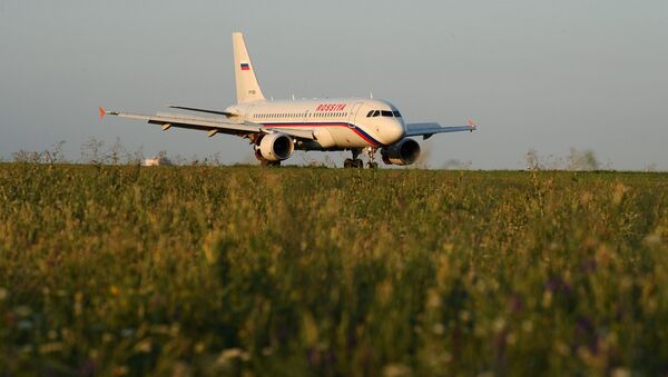 Самолет авиакомпании Россия на взлетно-посадочной полосе - Sputnik Узбекистан