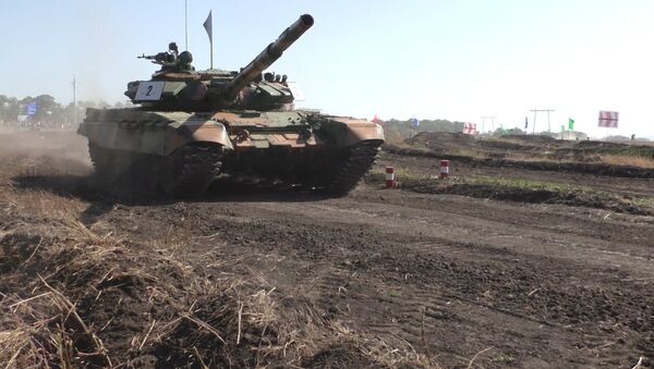 Танковый биатлон в Донбассе: выступление бойцов ополчения - Sputnik Узбекистан