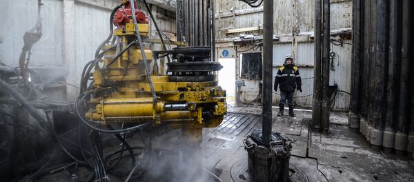 Нефтяник на буровой установке - Sputnik Узбекистан