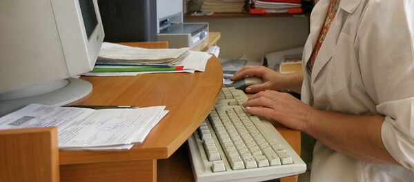 Врач работает за компьютером - Sputnik Узбекистан